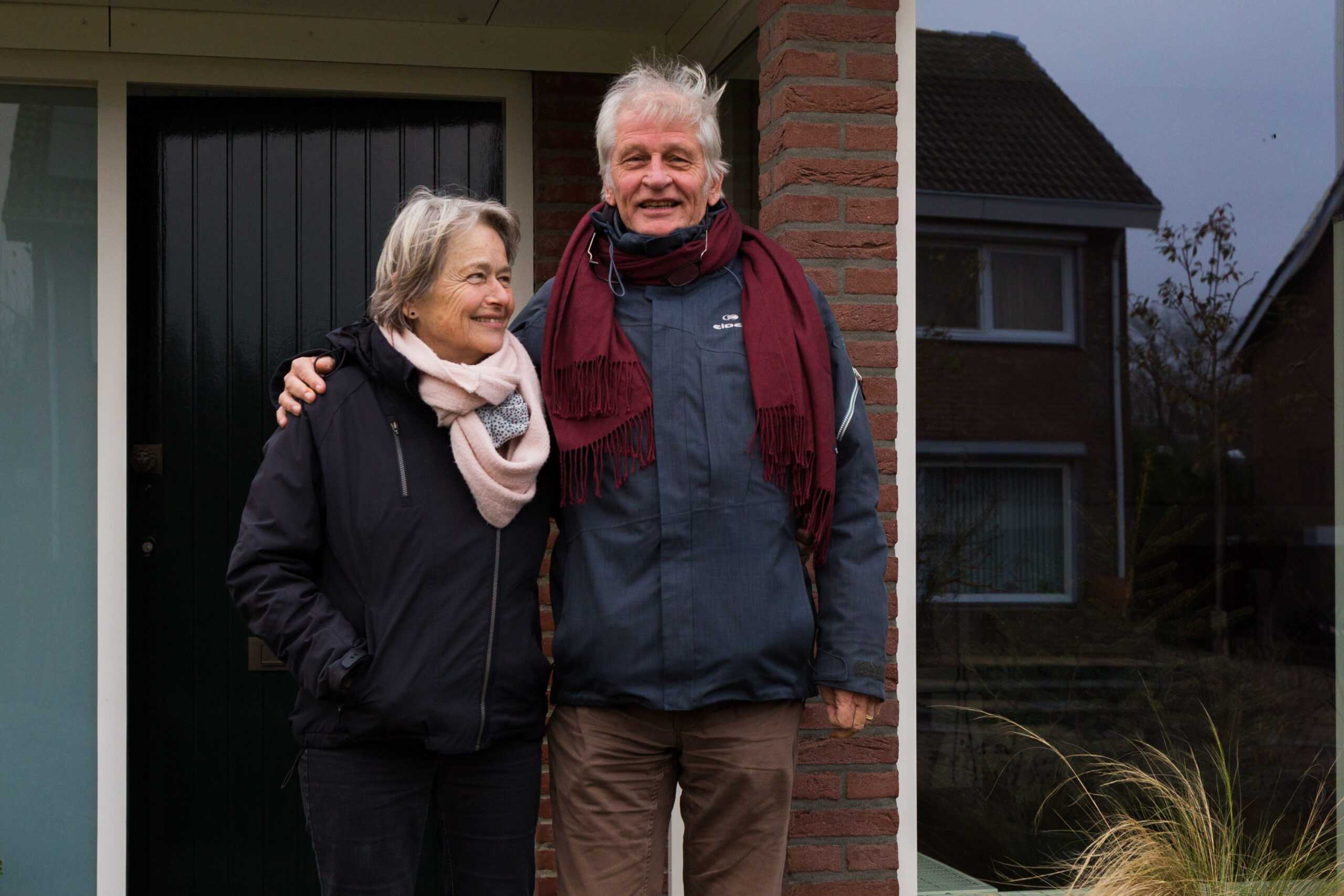 familie lambers koos vor een hybride warmtepomp